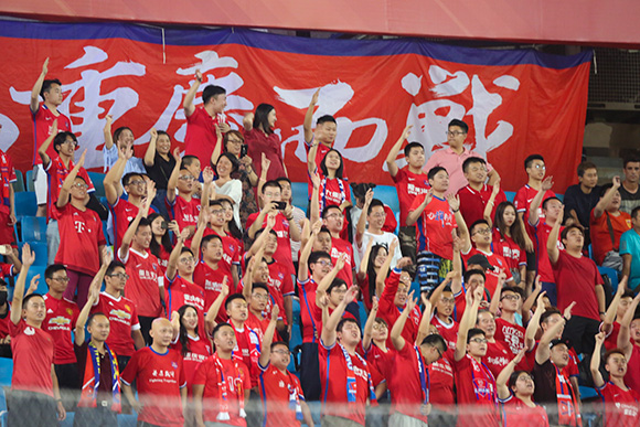 不少重庆球迷专程赴客场为球队加油助威。图片来源视觉中国.jpg