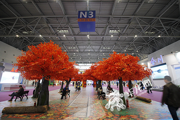 N3展馆内人造红叶景观可供市民歇脚。记者 李裕锟 摄.jpg