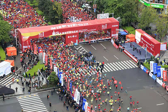 今（18）日，2018重庆国际半程马拉松鸣枪开跑。组委会供图.jpg