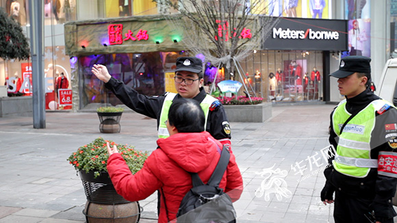 陈凯(左一)正在为市民指路。记者罗杰 摄.jpg