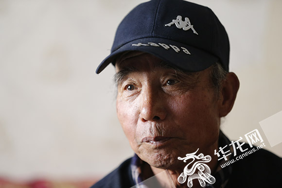 4、刘金堂一提起自己父亲的遗骸仍在他乡，眼中就蓄起了泪水。特派记者 李文科 摄.jpg