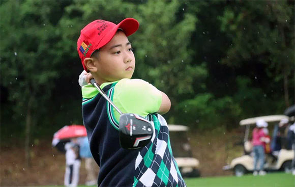 今日，2019西南青少年高尔夫联赛在渝开赛，小选手在雨中作战。组委会供图.jpg