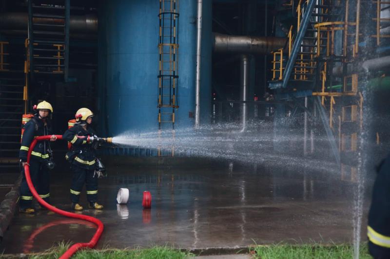 长寿区消防支队消防员在卡贝乐工厂泄漏点用水稀释泄漏物  受访者供图.jpeg