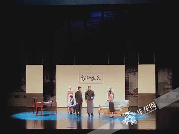 重庆大学原创话剧《寅初亭》在重庆大剧院上演。  实习记者 张静 摄.jpg