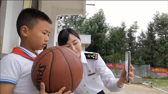 图4：李忠楠叔叔把自己最珍爱的篮球送给小瑞。重庆海关供图 华龙网发.jpg