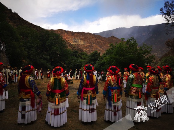 锅庄舞，在藏语中称为“果卓”，意思是圆圈歌舞，是藏族三大民间舞蹈之一，相传在吐蕃祖孙三法王时就已流传于迪庆。华龙网-新重庆客户端特派记者 佘振芳 摄.jpg