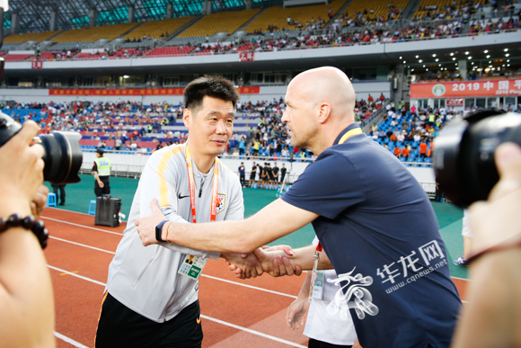 05——比赛开始前，主客场教练握手互致问候。华龙网-新重庆客户端记者 石涛 摄.jpg
