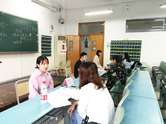 一场求职模拟招聘活动在重庆交通大学举行。主办方供图.jpg