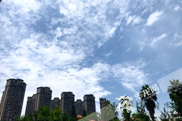 今天天气晴好，蓝天白云重回主城。华龙网-新重庆客户端记者 石涛 摄.jpeg