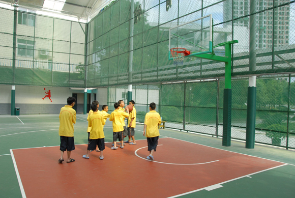 孩子们正在救助站里打篮球。重庆市救助管理站 供图.jpg