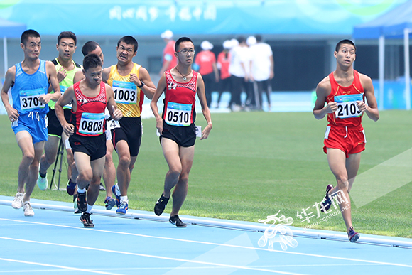 李江红在1500米长跑中一马当先。华龙网-新重庆客户端记者 谢鹏 摄.jpg