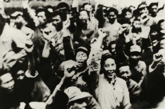 1949年，南川人民在北较场参加庆祝南川解放大会。南川区党史方志办供图 华龙网发.jpg