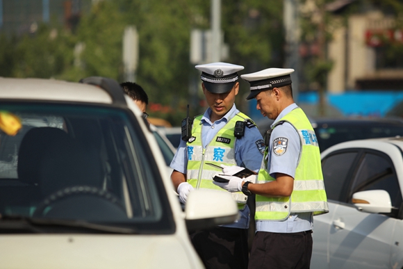 节日期间，重庆交巡警将加大对交通违法行为的查处力度。华龙网发（重庆交巡警供图）.jpg