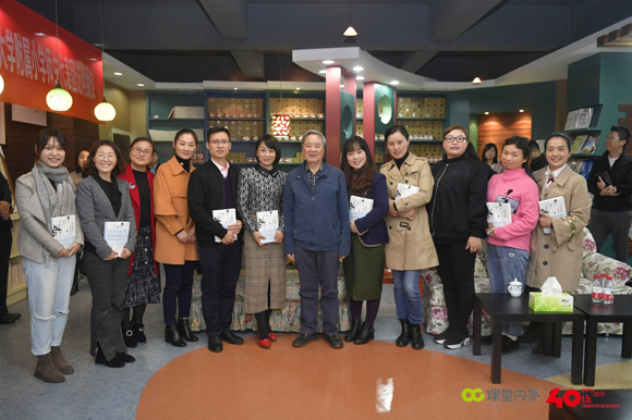 来自重庆各区县的老师们与温儒敏合影。市科协供图 华龙网发.jpg