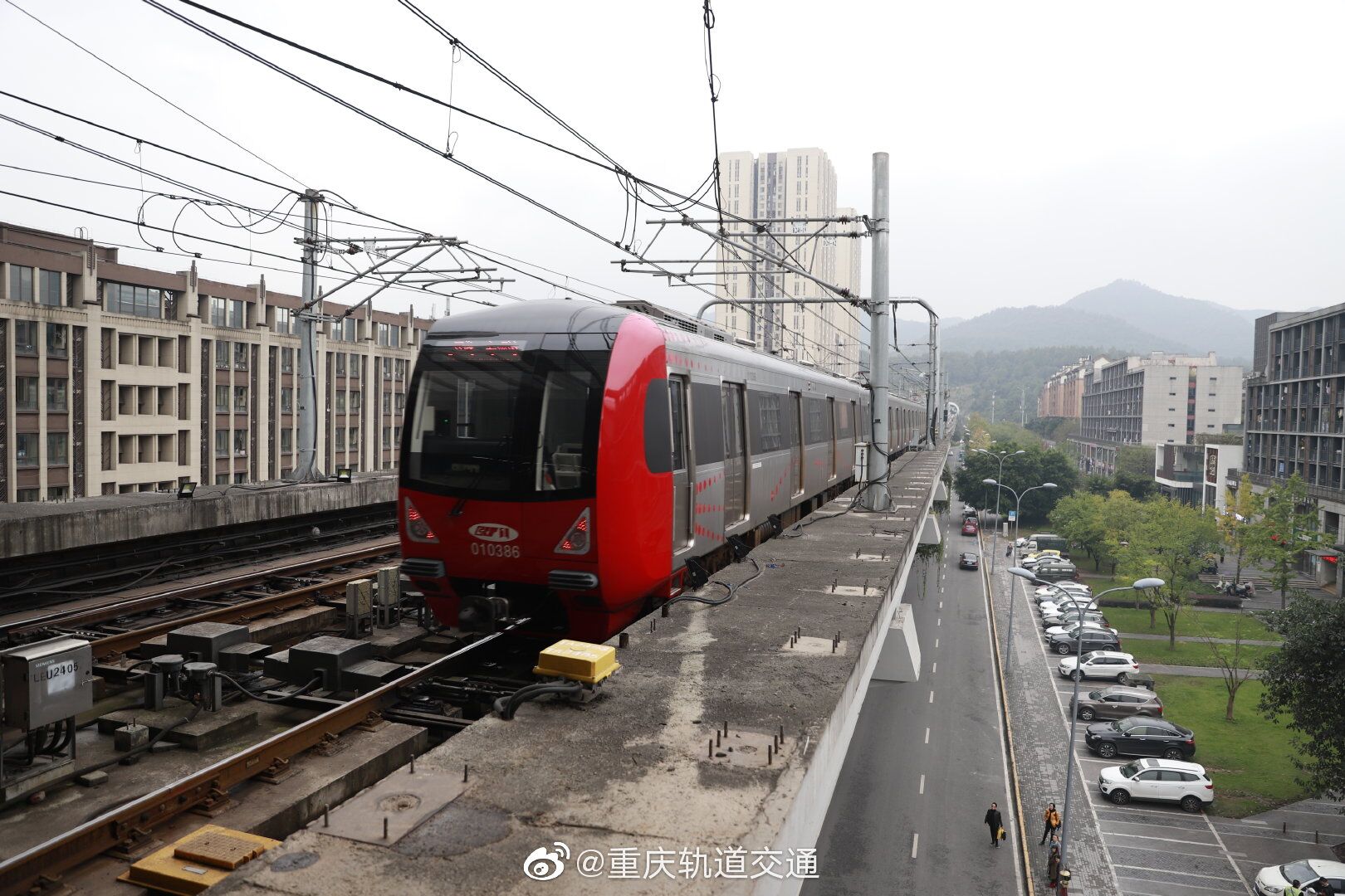 轨道尖顶坡至璧山段不载客试运行进展顺利。图片来自重庆轨道集团官方微博.jpg