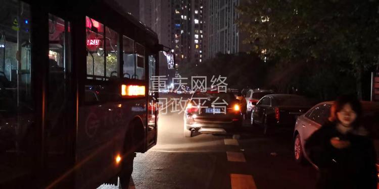 2、在重庆网络问政平台，林女士发布的公交车无法进站图片。.jpg