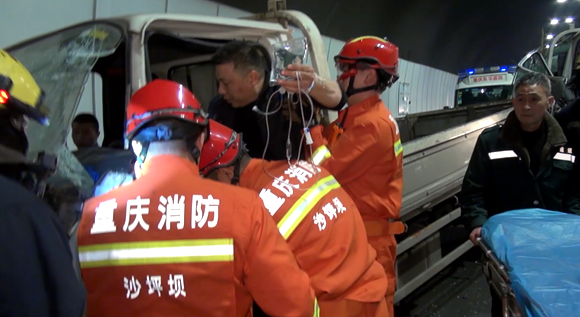 消防人员正在救援。沙坪坝消防供图 华龙网发.png