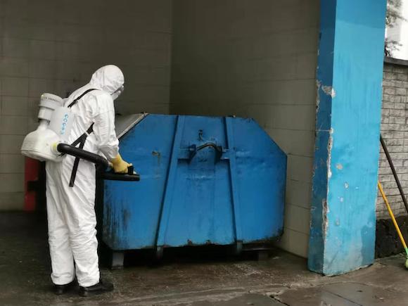 对垃圾站进行消杀灭菌 是城市管理局供图.jpeg