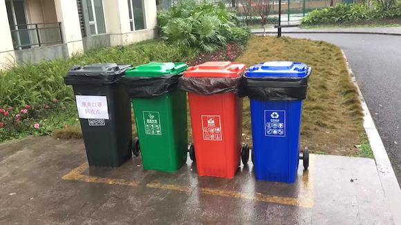 专门收集废弃口罩的垃圾容器 市城市管理局供图.jpeg
