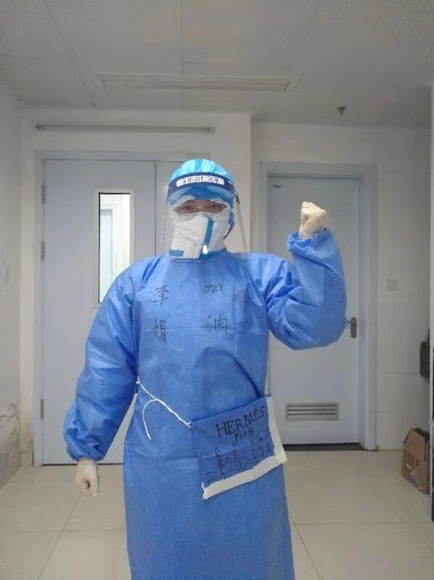 李娟是重庆市急救医疗中心第二批援鄂医疗队队员，也是该院的创伤科护士。 院方供图 华龙网-新重庆客户端发.jpg