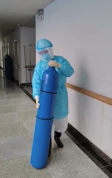 护士正在搬运氧气瓶。华龙网-新重庆客户端发 受访者供图.png