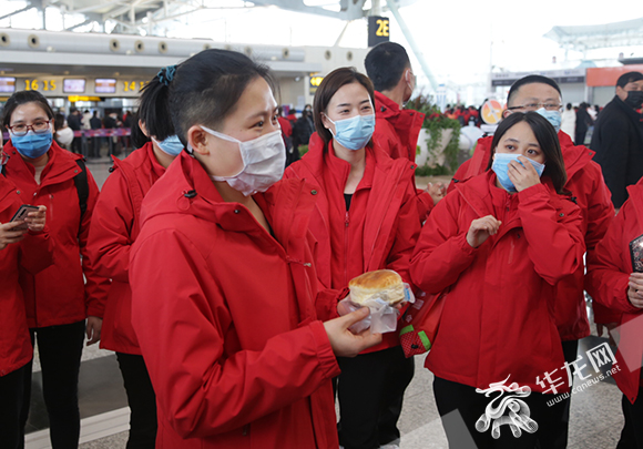 07江北区人民医院队员们在机场为护士卓欢欢过一个简单的生日。华龙网-新重庆客户端记者 张质 摄.jpg