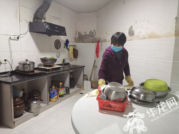 韩阿姨正在社区的厨房内收拾。华龙网-新重庆客户端记者 伊永军 摄.jpg