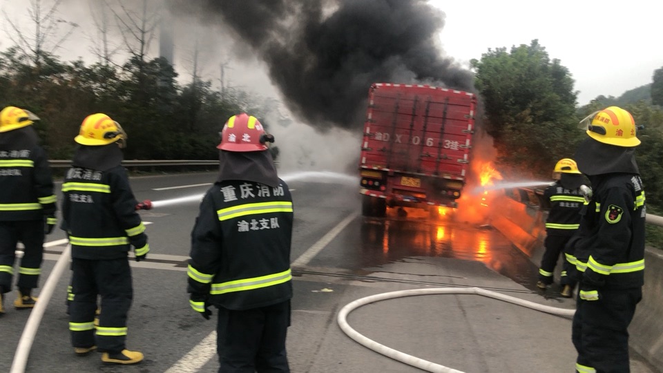 大货车高速路上起火。渝北消防供图