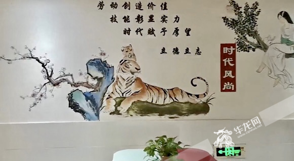 楼道墙壁都有不同主题的墙画。华龙网-新重庆客户端 实习生 李春平 摄