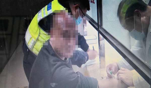 赵某正在接受酒精检测。渝北交巡警供图