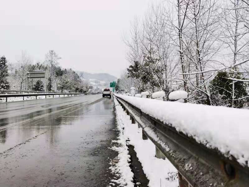 重庆多条高速迎来降雪。重庆高速执法部门供图 华龙网-新重庆客户端发