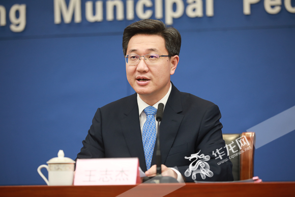 两江新区党工委常务副书记、管委会常务副主任王志杰发布相关信息。华龙网-新重庆客户端记者 李裕锟 摄