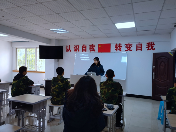 “莎姐”检察官为学员“以案说法”。 涪陵警方供图 华龙网-新重庆客户端 发