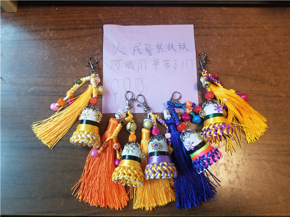 1姜晨诗在纸条上书写,人民警察叔叔阿姨们辛苦了。沙坪坝警方供图