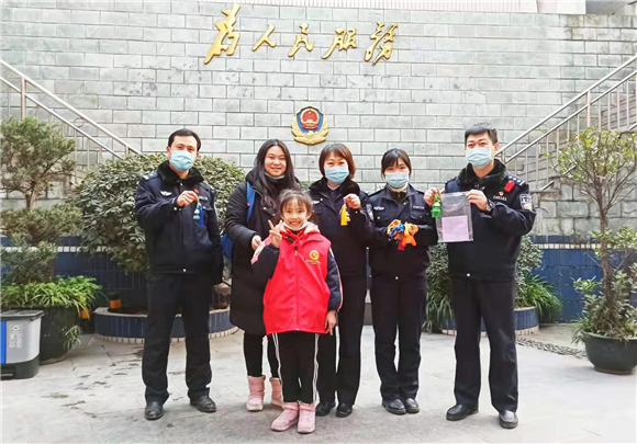 2姜晨诗与民警合影。沙坪坝警方供图