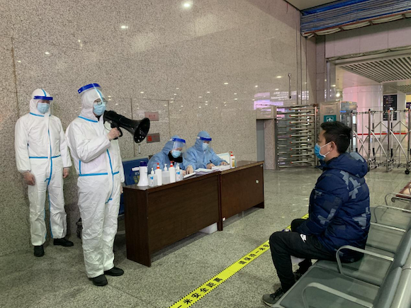 在信息登记处,工作人员对“旅客”信息进行登记。通讯员 郭姝彧 摄