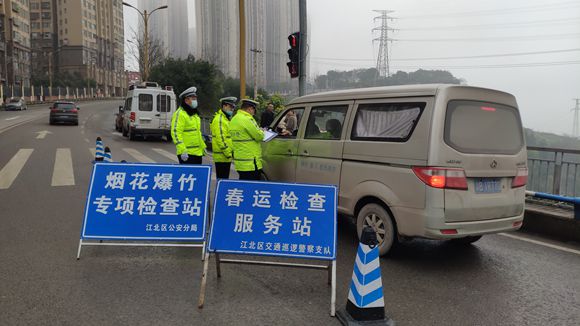 民警对车辆进行检查。江北警方供图 华龙网-新重庆客户端发