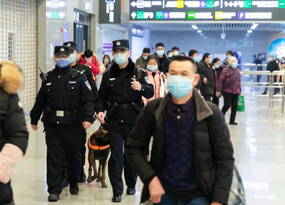 民警在火车站巡逻。两江新区警方供图 华龙网-新重庆客户端发