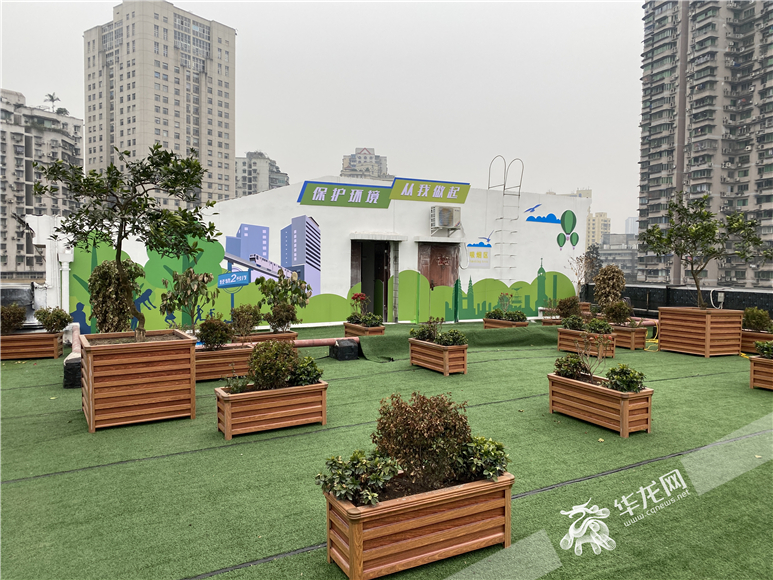 溪沟街道12栋老旧楼宇“屋顶顶”完成蜕变。华龙网-新重庆客户端 刘钊 摄 溪沟街道12栋老旧楼宇“屋顶顶”完成蜕变。华龙网-新重庆客户端 刘钊 摄
