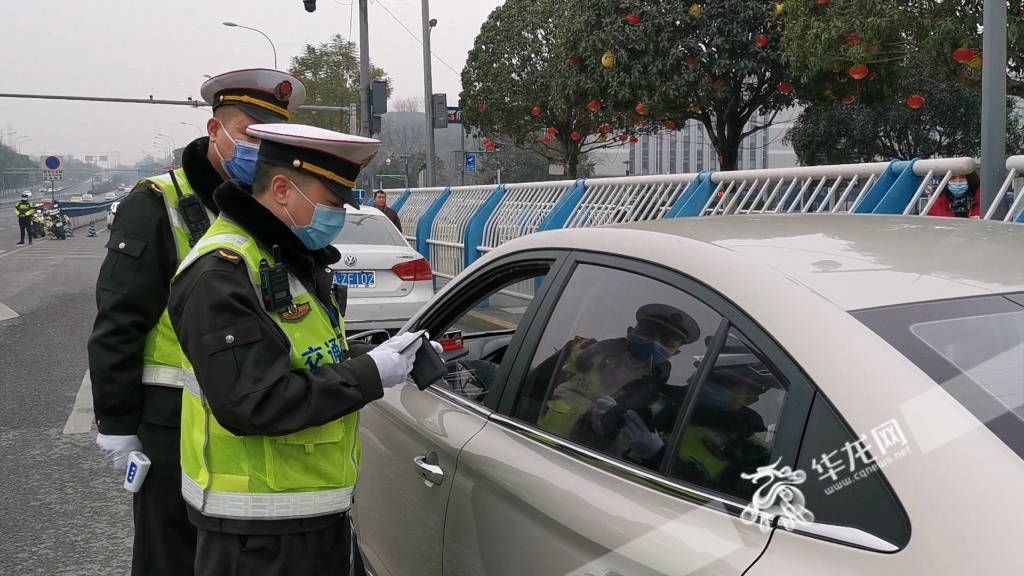 交通执法队员在重庆北站开展检查。华龙网-新重庆客户端记者 刘艳 摄