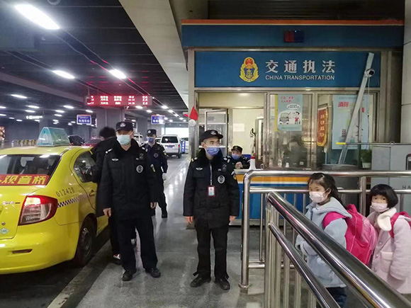 重庆火车北站根据客流趋势安排运力,及时疏散旅客。两江新区管委会供图 华龙网-新重庆客户端 发