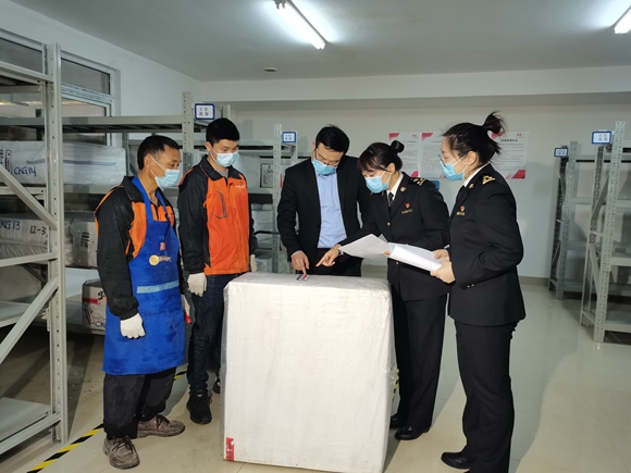 重庆海关所属两路寸滩海关关员现场检查动物源性中药材仓库管理制度落实情况。重庆海关供图 华龙网-新重庆客户端发