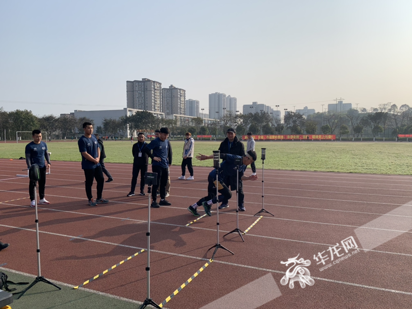 橄榄球队队员参加30米冲刺跑测试