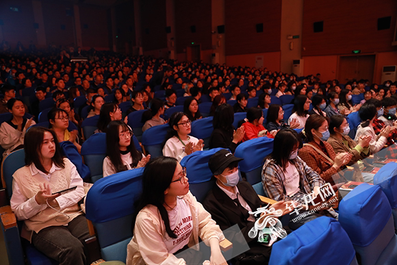 学生们观看得认真。华龙网-新重庆客户端 谢鹏 摄