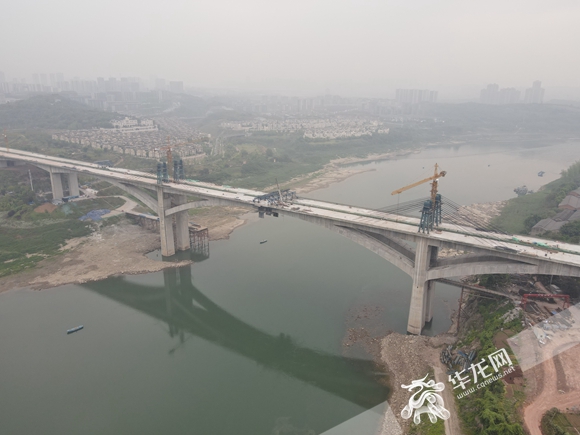 礼嘉嘉陵江大桥实现全桥合龙,大桥主体结构工程已全部完成。华龙网-新重庆客户端记者 李裕锟 摄