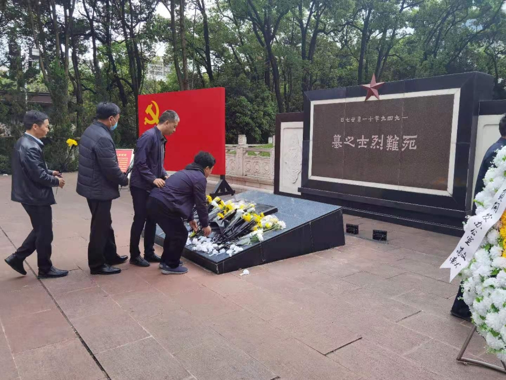 4月1日下午，歌乐山烈士陵园，祭奠英烈。重庆市扶贫办 供图