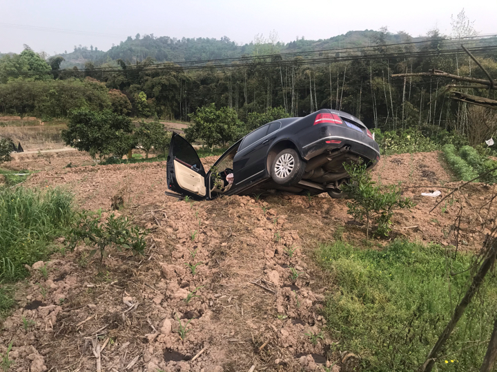 事故现场。渝北交巡警供图，华龙网新重庆客户端发。