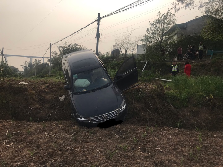 事故现场。渝北交巡警供图，华龙网新重庆客户端发。