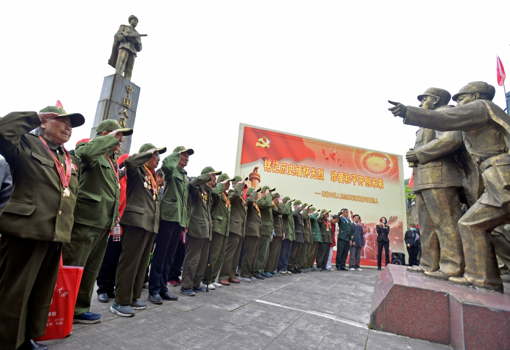 老战士们在志愿军纪念碑前行军礼，表达对战友的哀思。通讯员 崔景印 摄