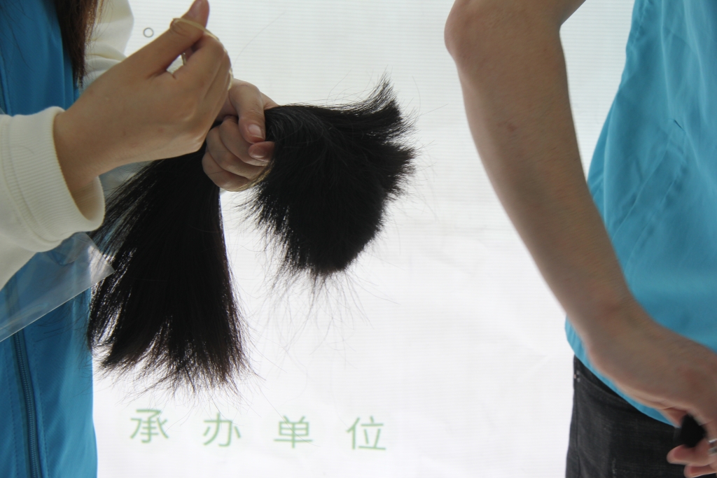 剪下来的头发 受访单位供图 华龙网-新重庆客户端发